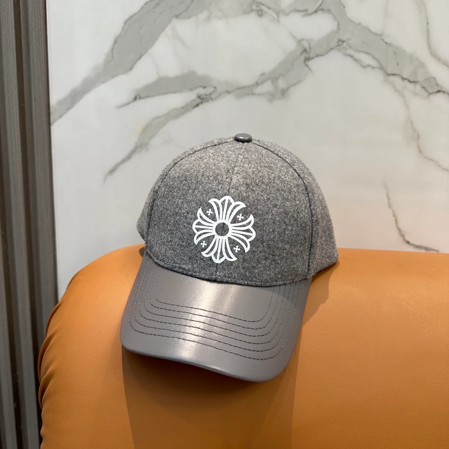 P60 Crow Heart's new autumn and winter fur-stitched baseball cap. It's full of autumn and winter atmosphere. The quality is great. The deepening of the hat shape makes it more elegant. It's very nice for both men and women. It's a classic among classics. It goes well with daily wear. Casual and fashionable.
